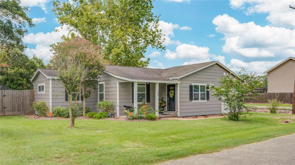 230 2nd Street, Brazoria