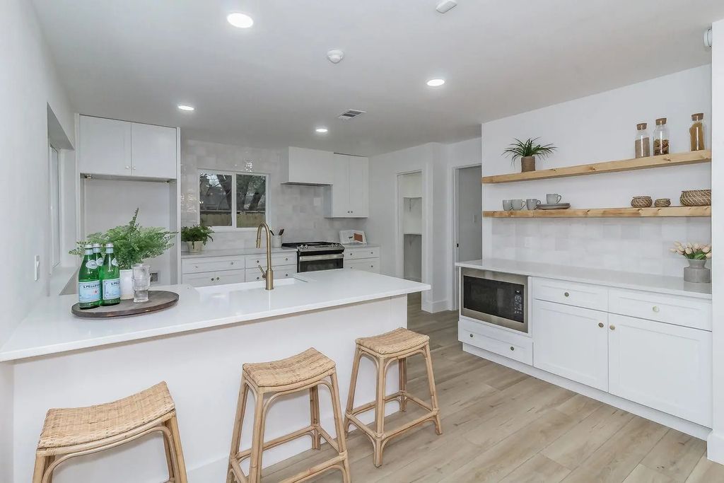 10808 Caprock Circle, Dallas