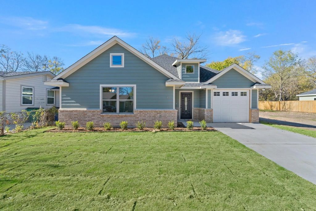 110 Flowers Street, Waxahachie