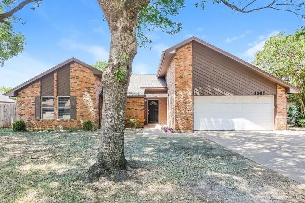 1307 Brookfield Lane, Mansfield