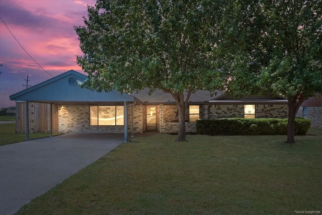 210 S Jena Street, Riesel