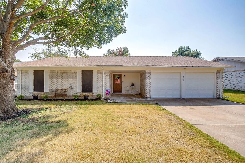 208 Matthew Drive, Crowley