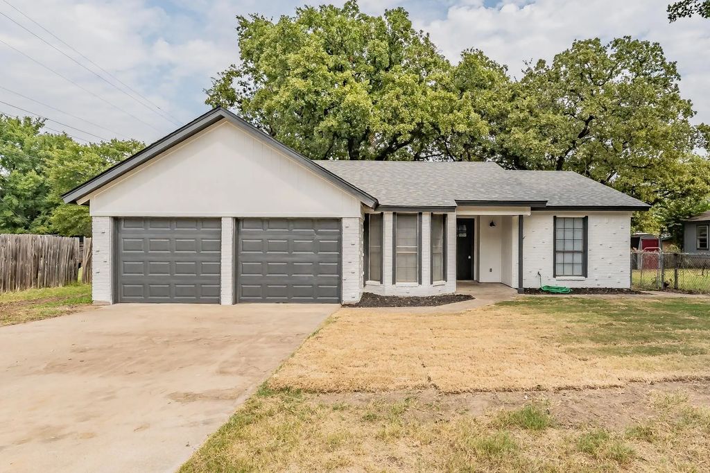 336 Oak Street, Azle