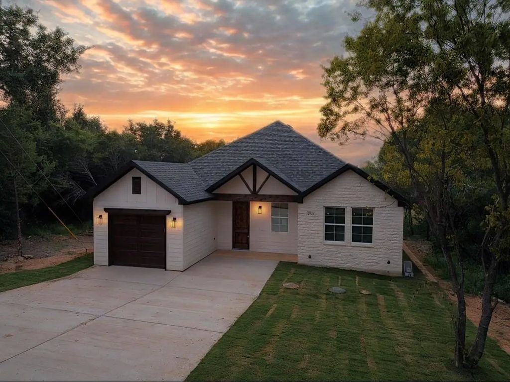 750 E Bluebonnet Drive, Granbury