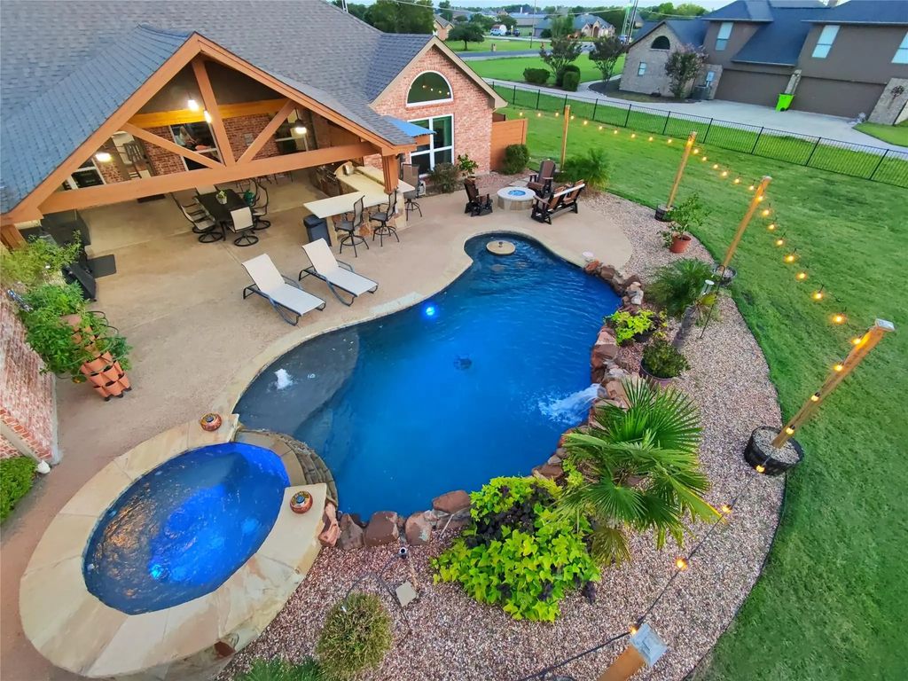 11355 Helms, Forney