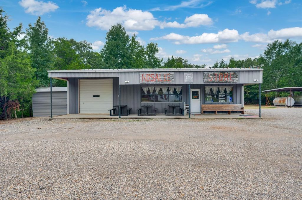 12761 Fm 909, Bogata