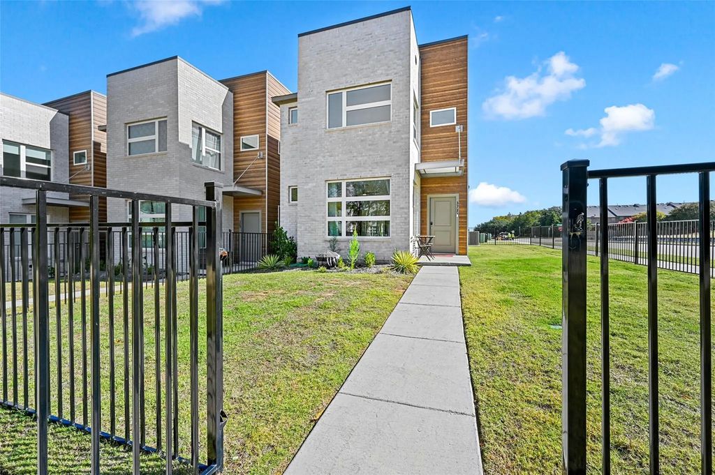 375 Oakbend Drive, Lewisville