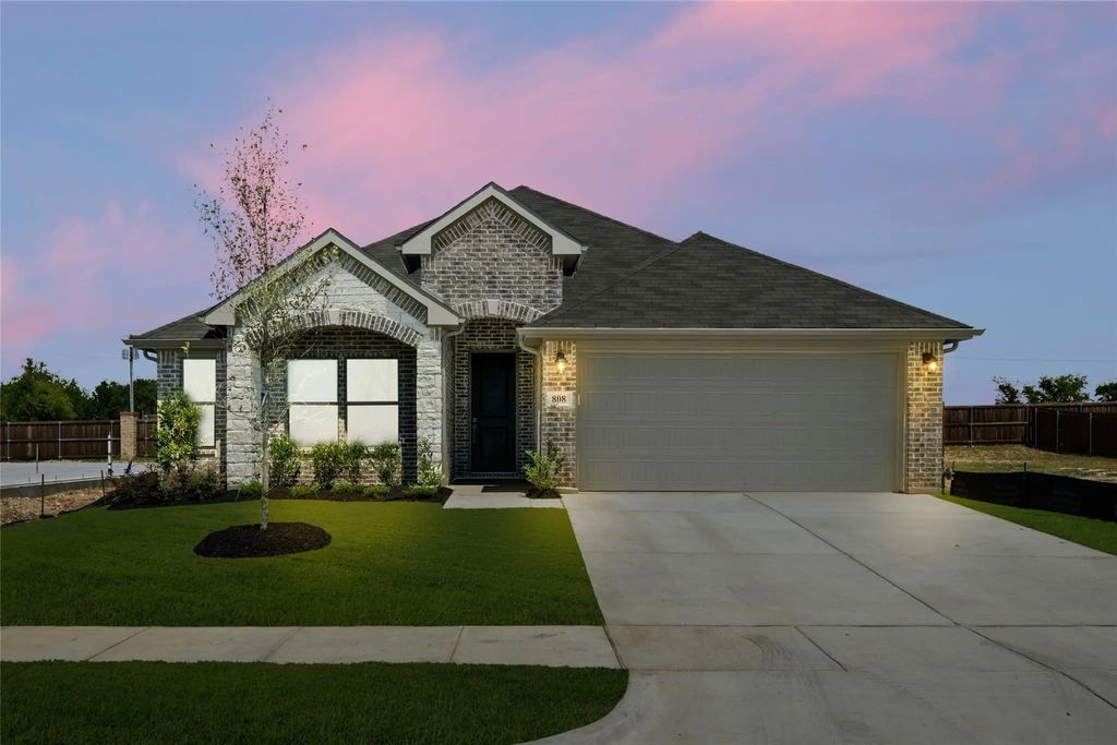 808 Misty Lane, Cleburne