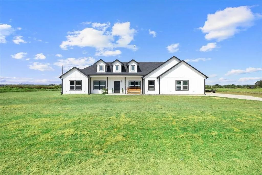 190 County Road 3420, Bridgeport