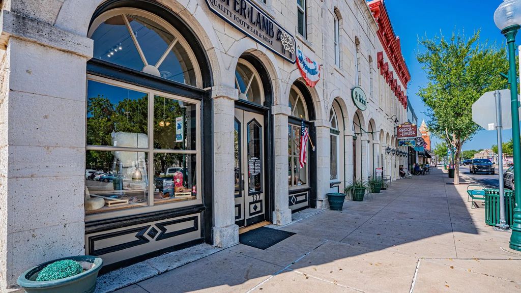 137 E Pearl Street, Granbury