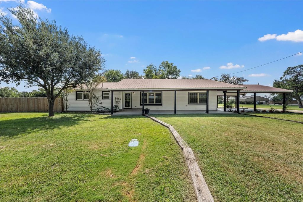 703 E Hackberry Street, Lott