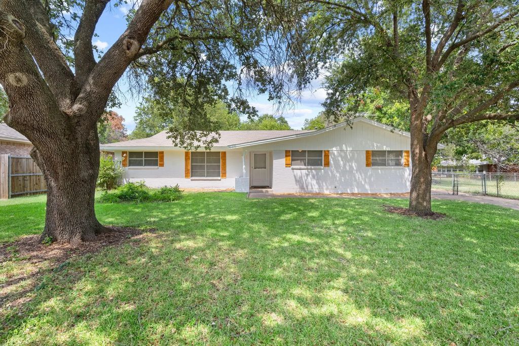 405 Vernon Castle Avenue, Benbrook