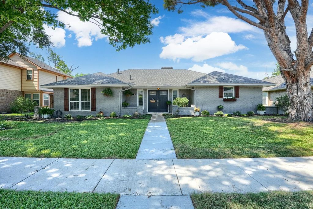 533 Country View Lane, Garland