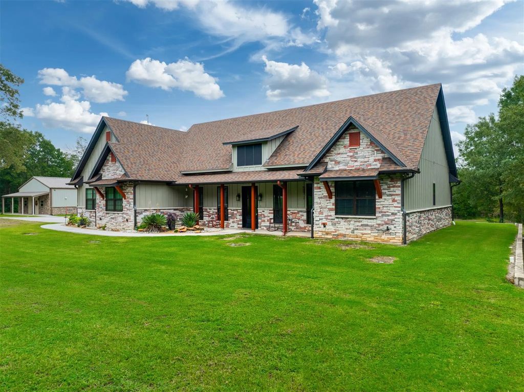 1354 County Road 33800, Paris