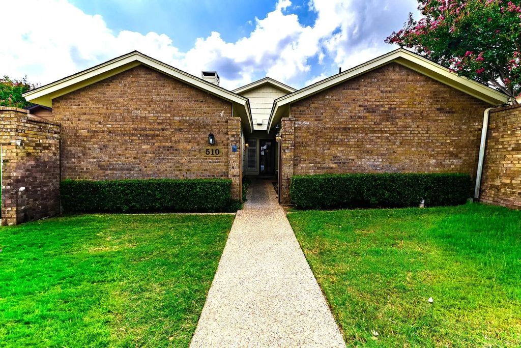 510 Fountainwood Drive, Arlington