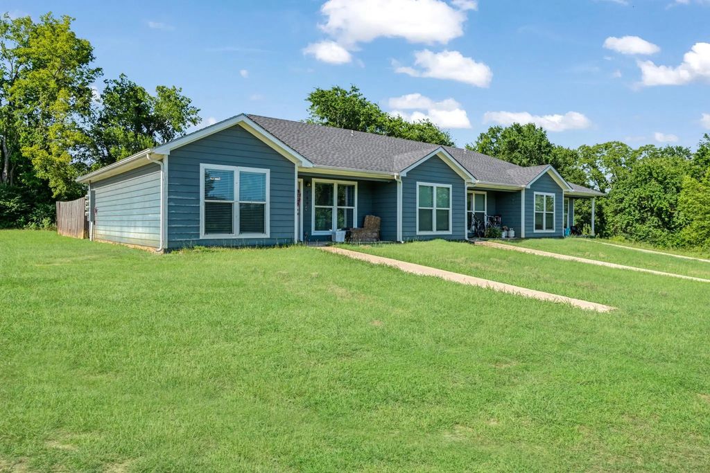 797 Farm Road 1510, Brookston