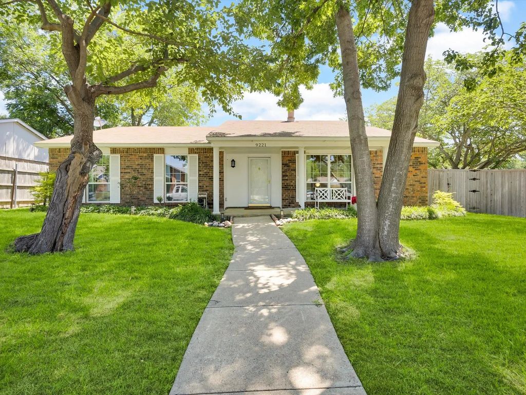 9221 Linda Vista Drive, Rowlett