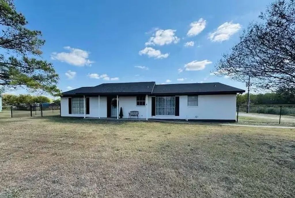 690 Sommerfeld Drive, Waco