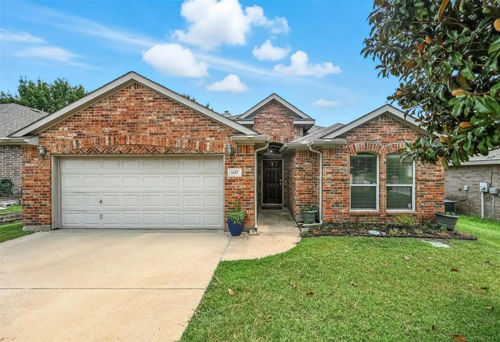6617 Chalk River Drive, Fort Worth