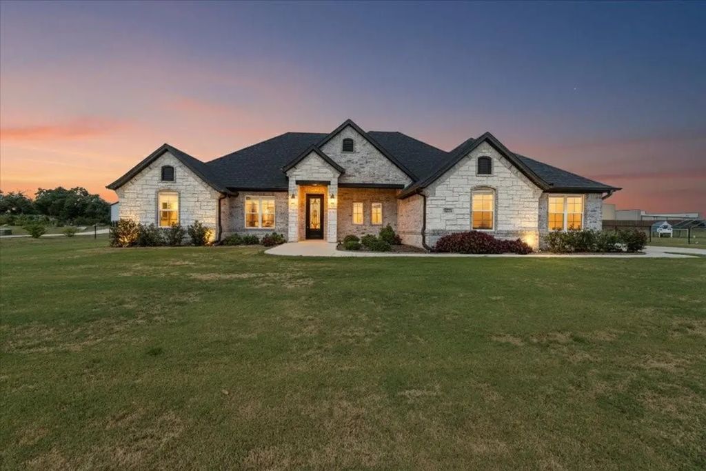 2025 Sunset Ridge Drive, Weatherford