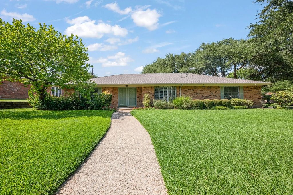 1502 Surry Place Drive, Cleburne