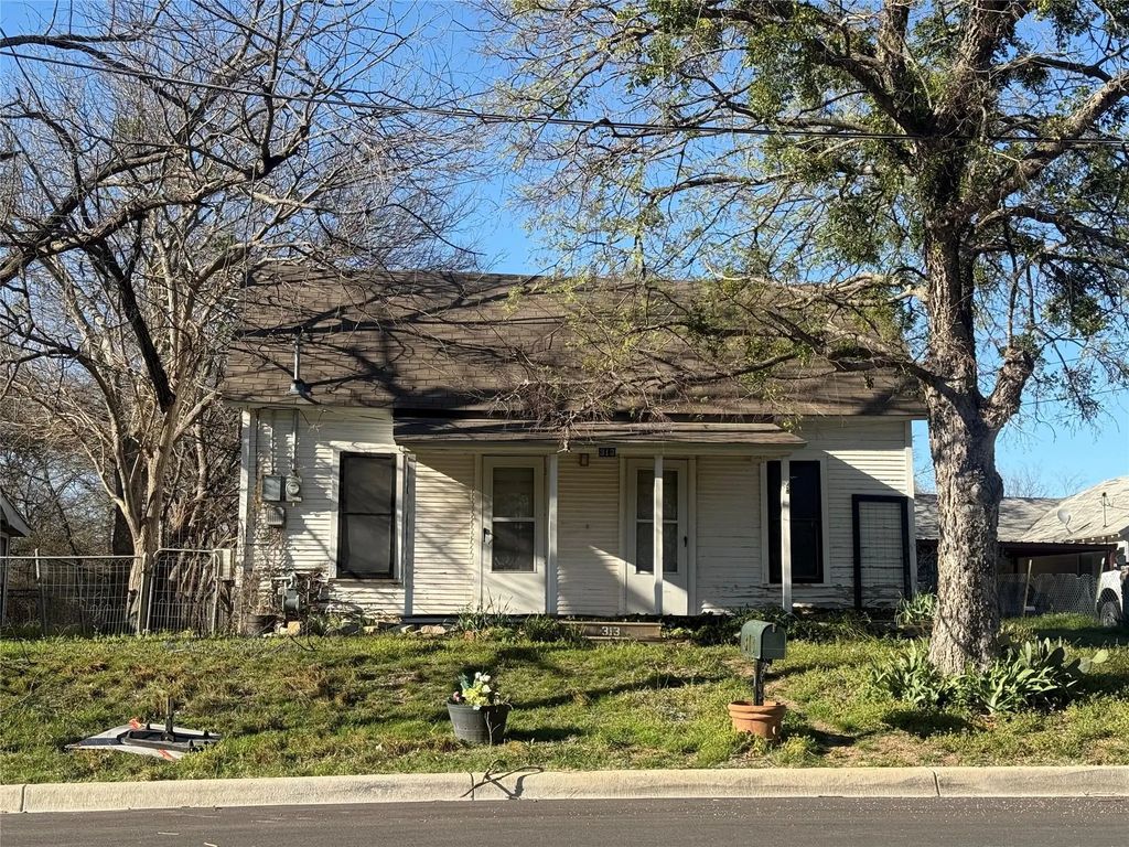313 Throckmorton Street, Weatherford