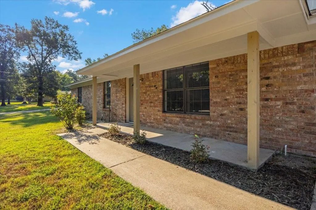 158 County Road 2426, Mineola