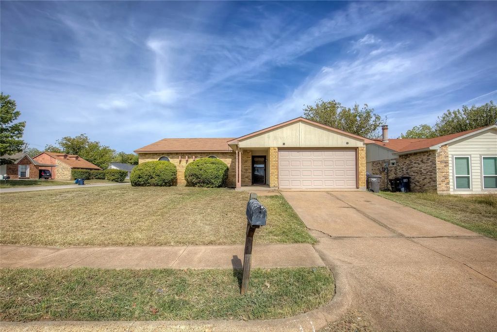 6901 Sandybrook Drive, Fort Worth
