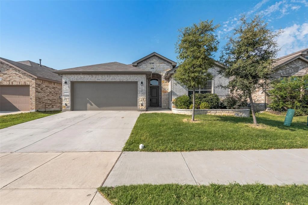 11013 Rockchapel Drive, Fort Worth