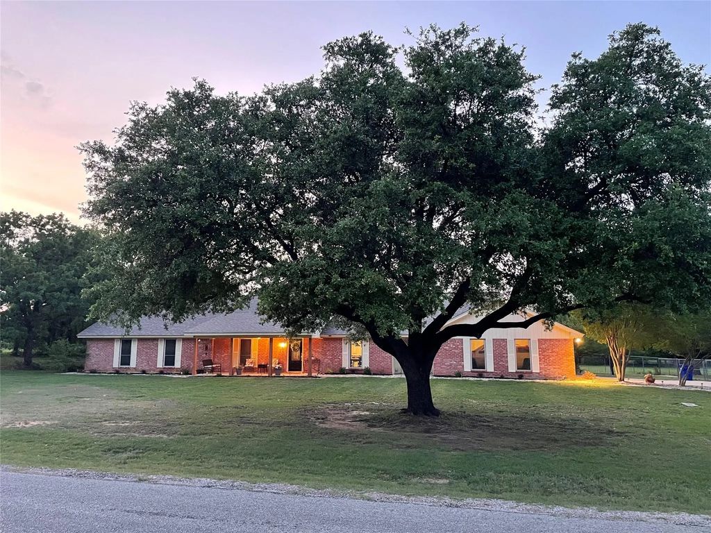942 Diana Lane, Stephenville