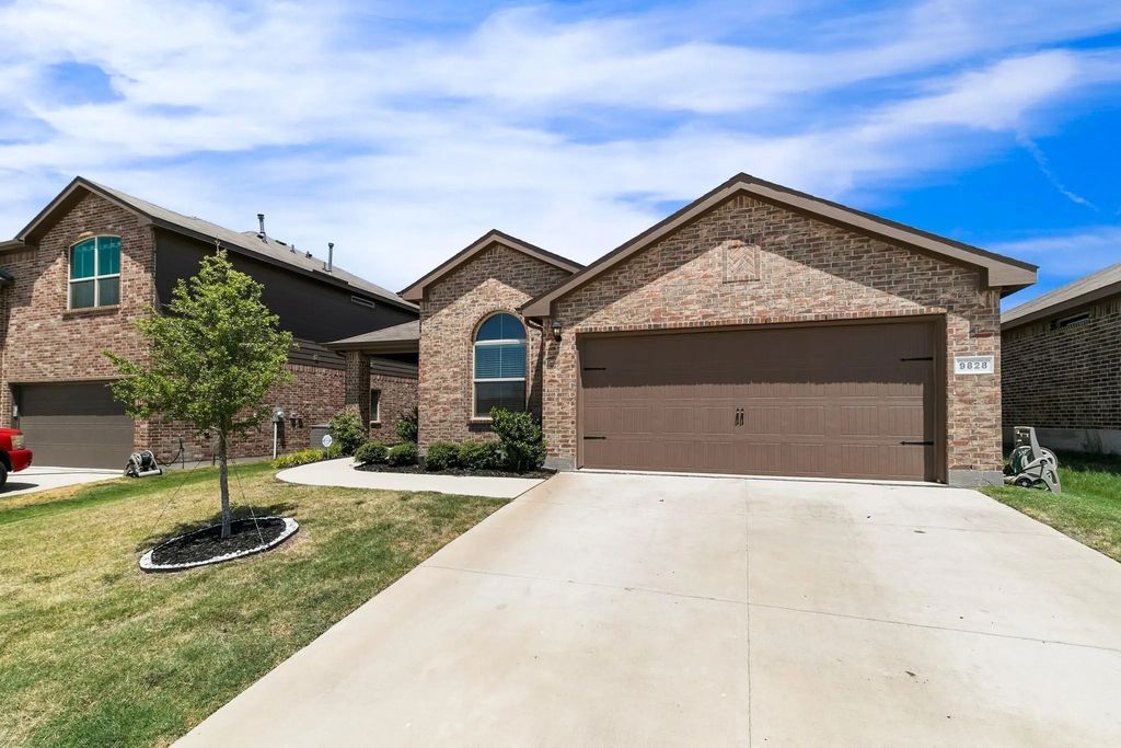 9828 Huntersville Trail, Fort Worth