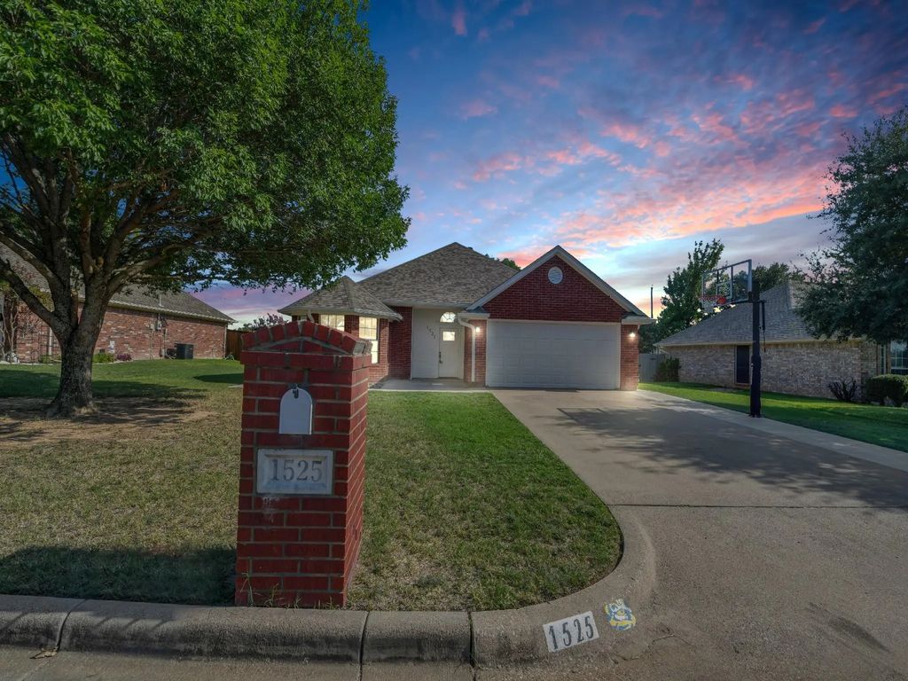 1525 Oak Tree Circle, Weatherford
