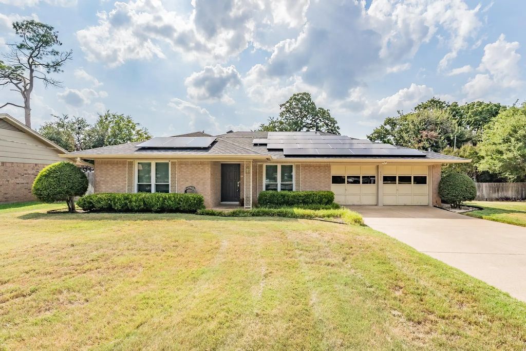 1902 Green Meadow Court, Arlington