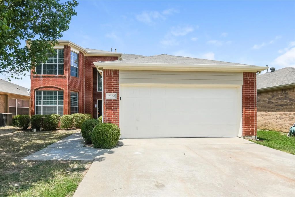 2524 Tar Heel Drive, Fort Worth