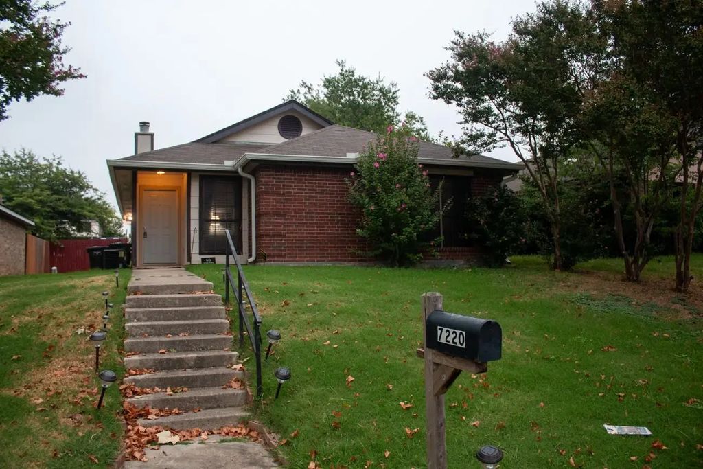 7220 Blackthorn Drive, Fort Worth
