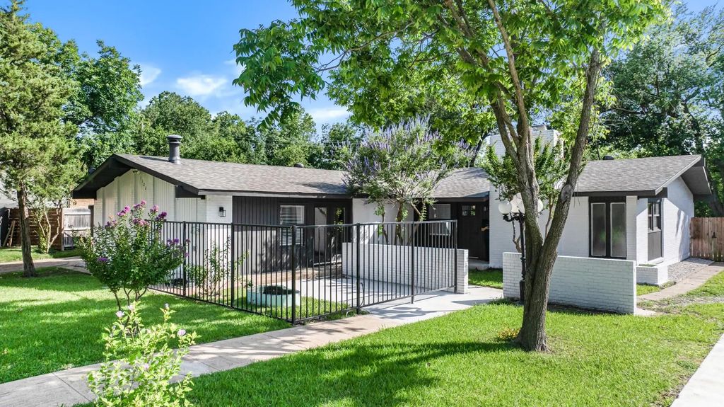 1122 Edwards Court S, Irving