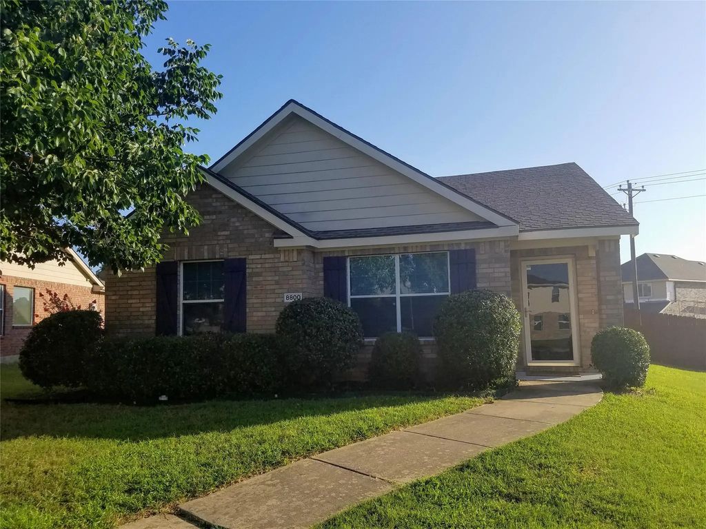 8800 Eastwood Avenue, Cross Roads