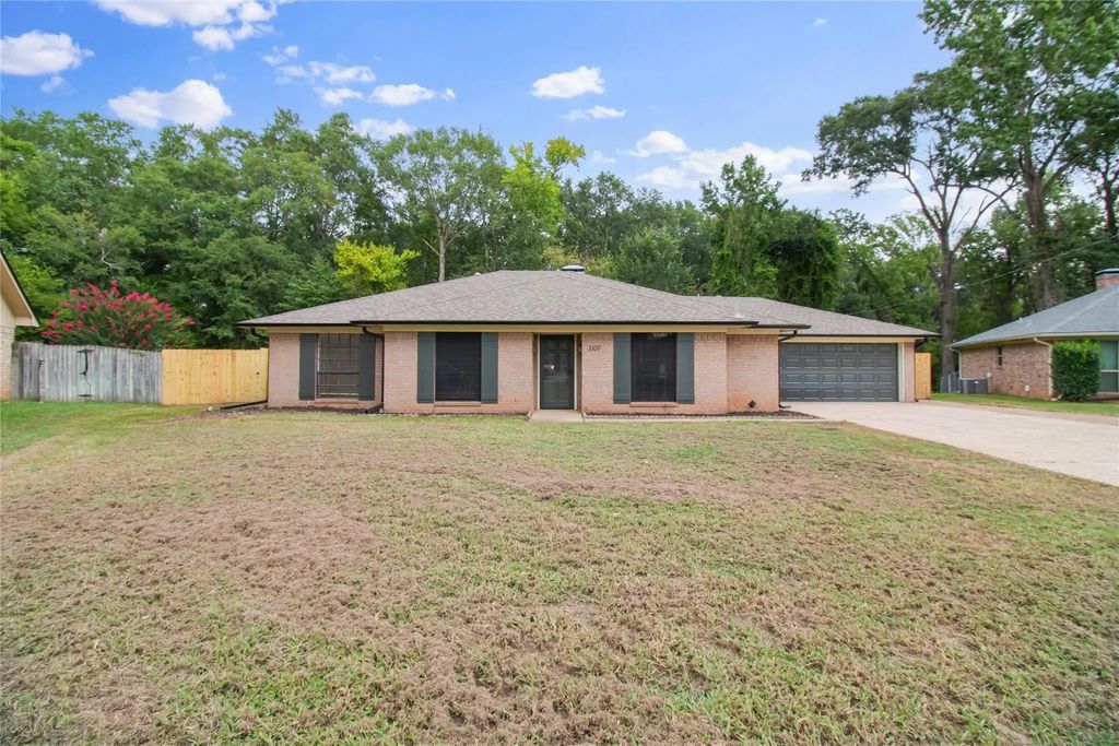 1107 Larkspur Lane, Tyler
