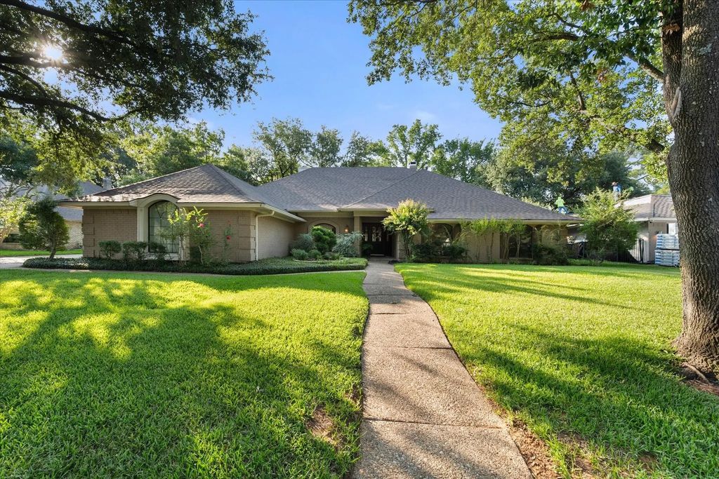 1112 Country Club Court, Mansfield