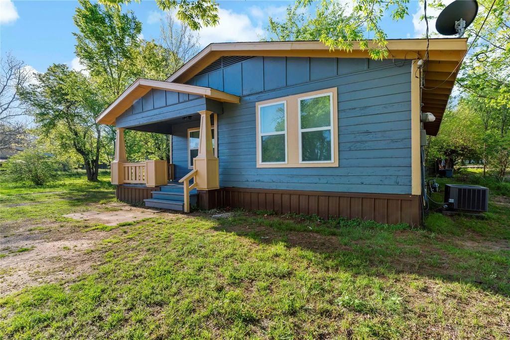 2185 W Cherry Street, Paris