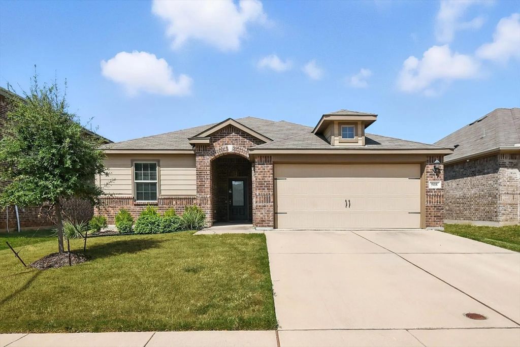 508 Cross Ridge Circle N, Fort Worth