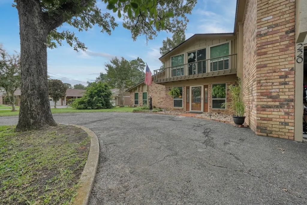 220 Texas Drive, Hideaway