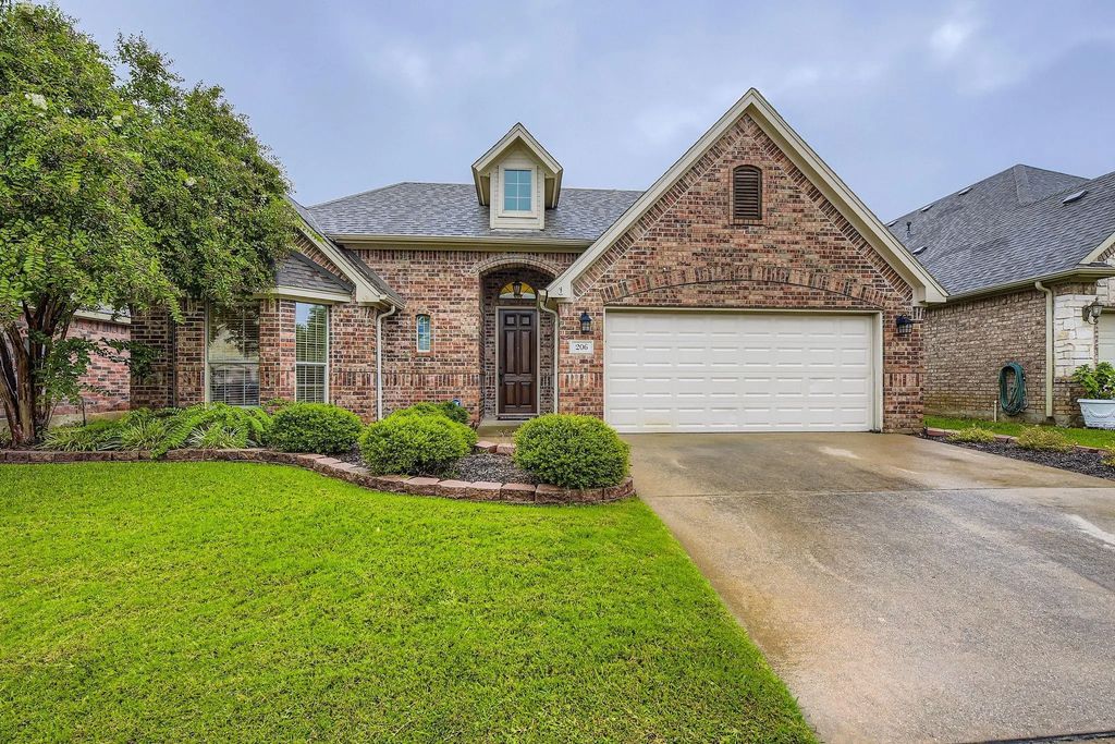 206 Edinborough Drive, Euless