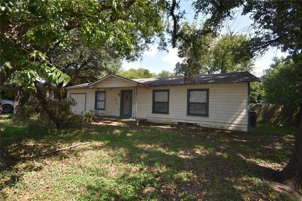 1215 Country Club Road, Cleburne