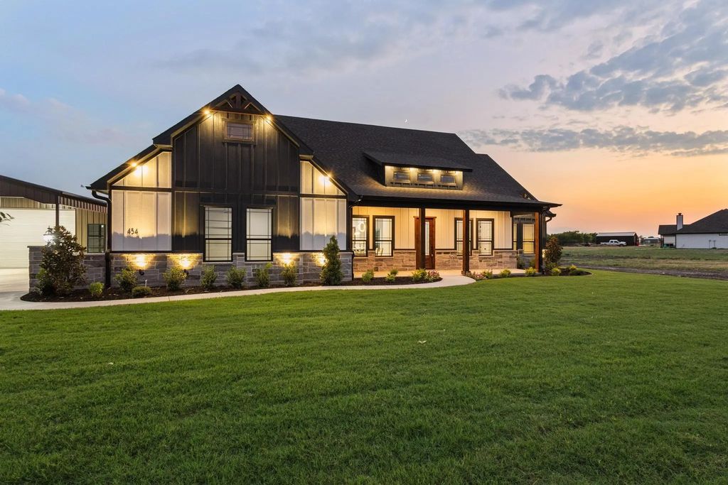 454 County Road 4833, Leonard