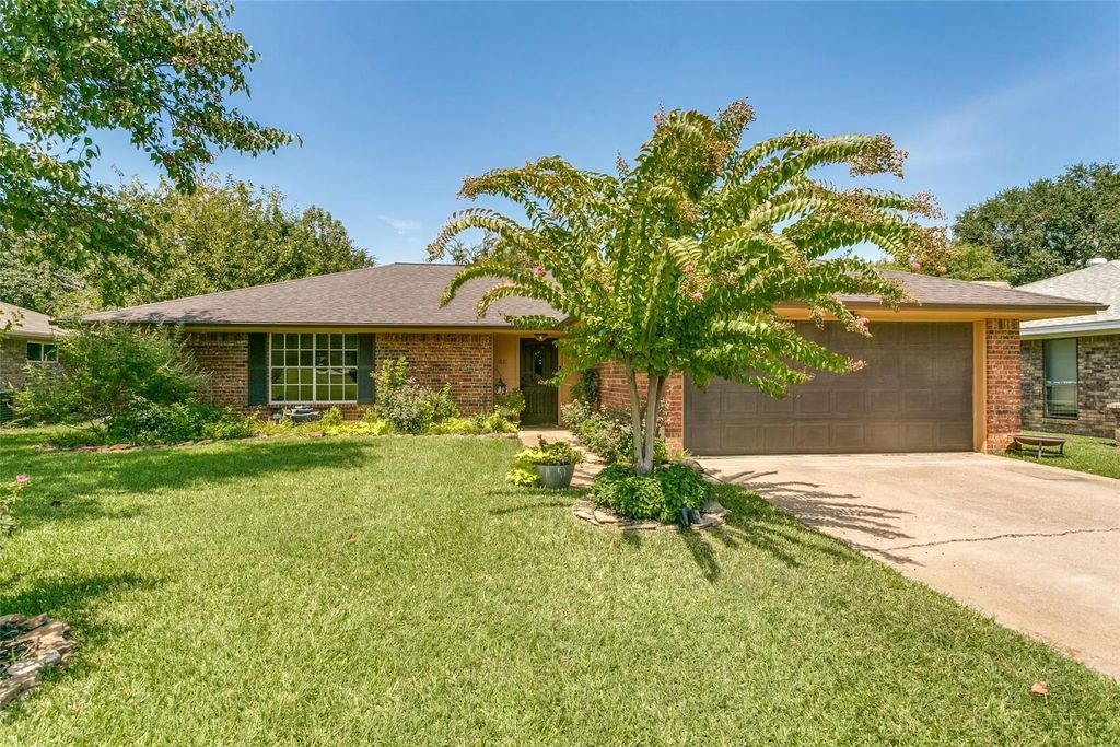 1831 Cimarron Trail, Grapevine