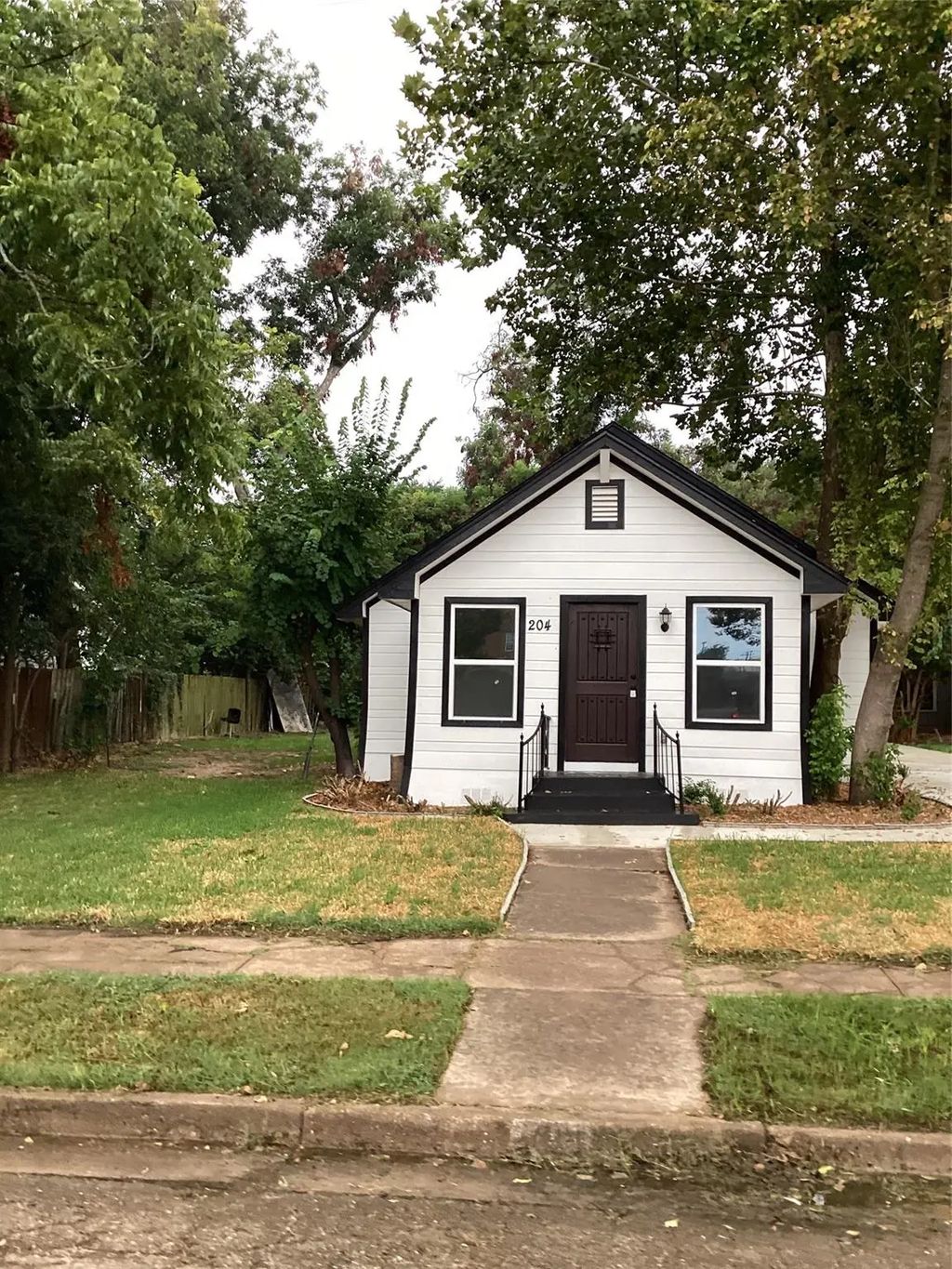 204 S Walnut Street, Cleburne