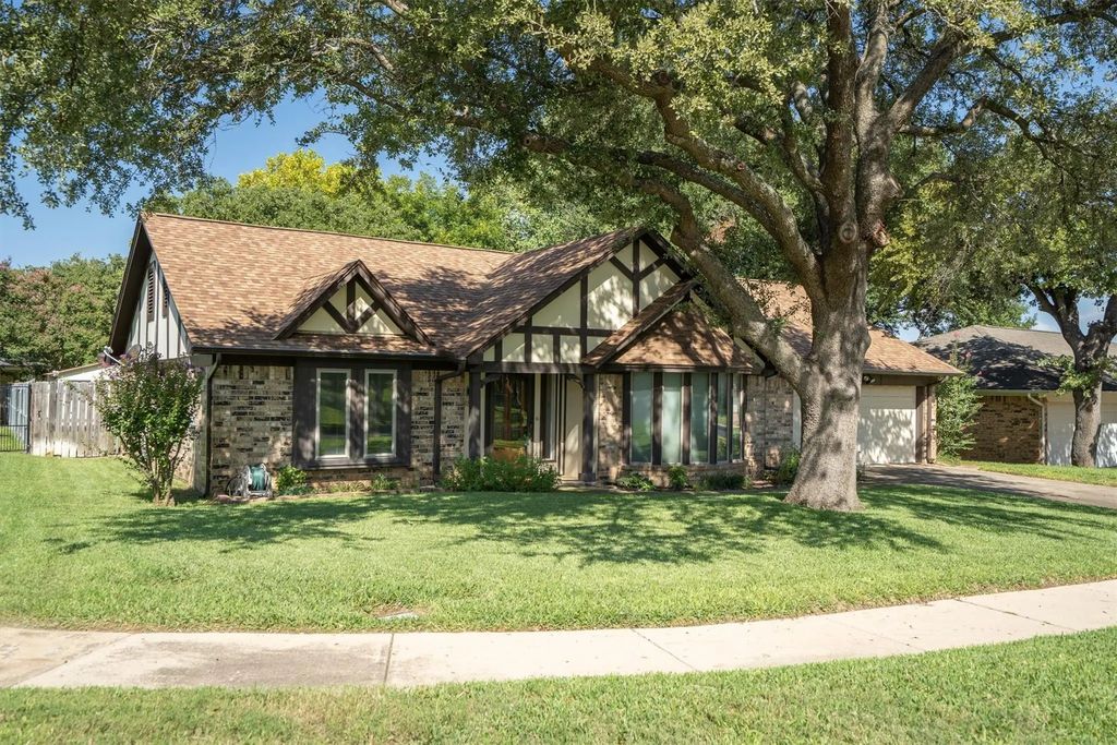 3816 Oxford Court, Bedford