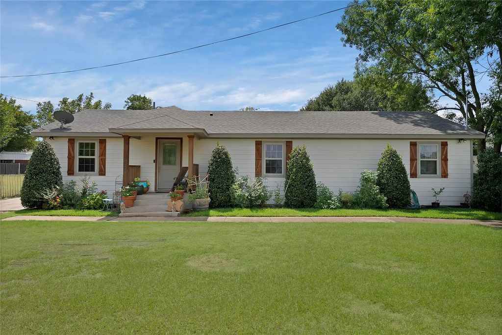 922 W Wintergreen Road, Lancaster