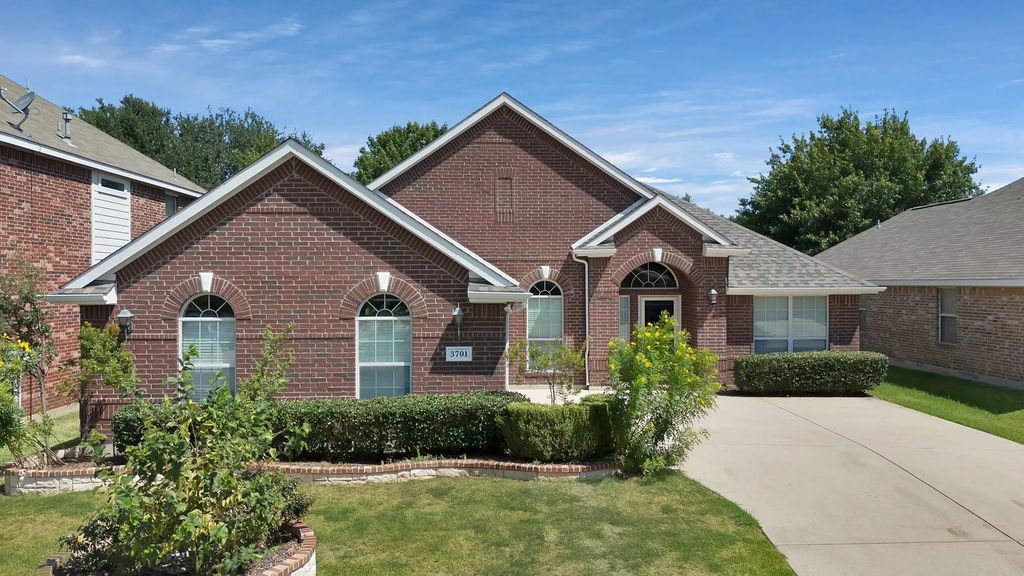 3701 Queenswoos Court, Fort Worth